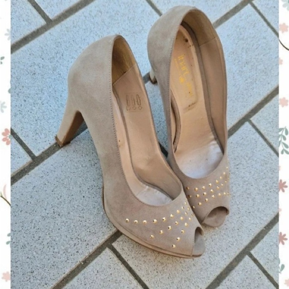 Elegant Beige Peep-Toe Heels with Gold Accents
